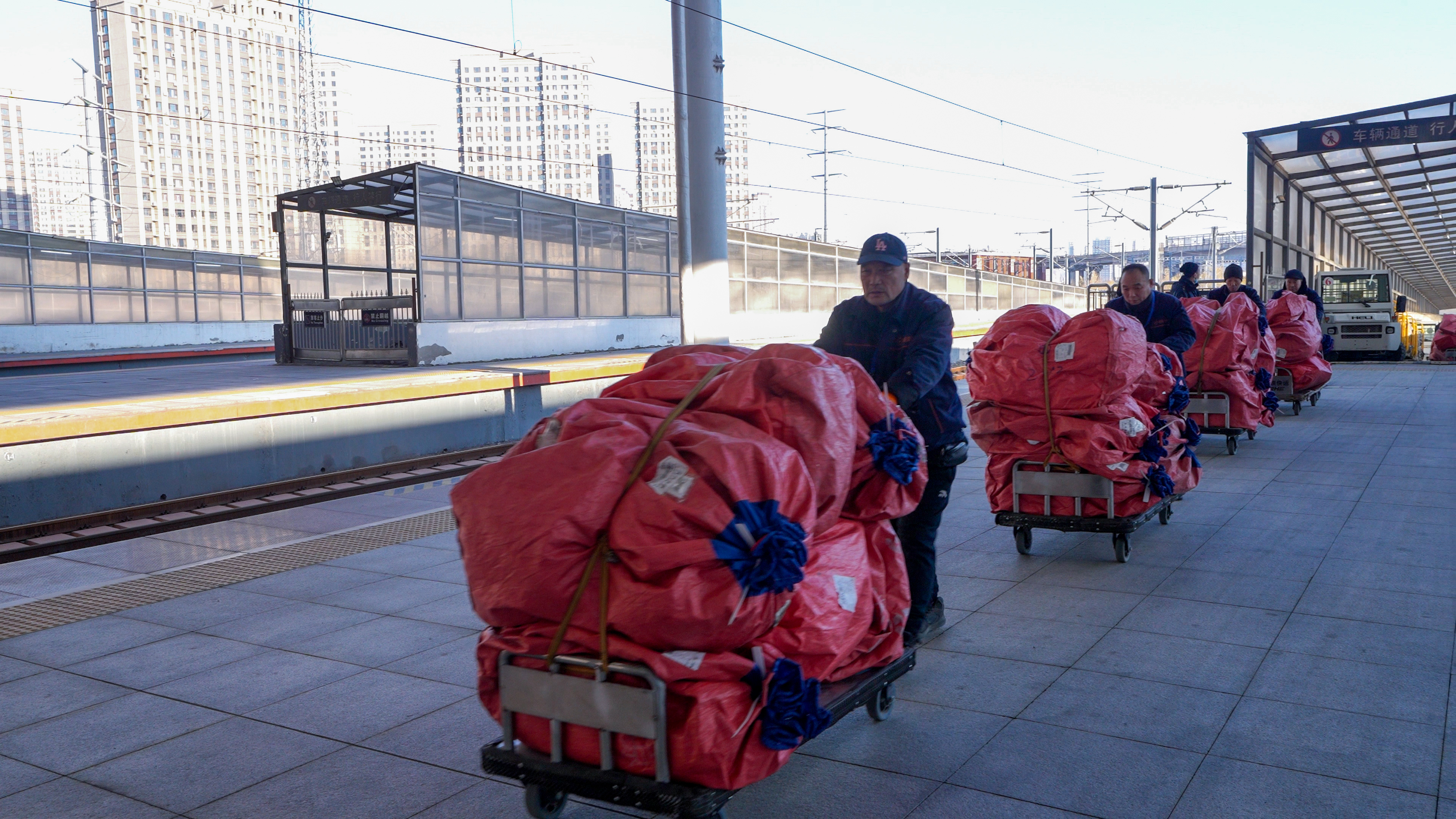 哈铁“双11”网购高峰期快件运输服务启动