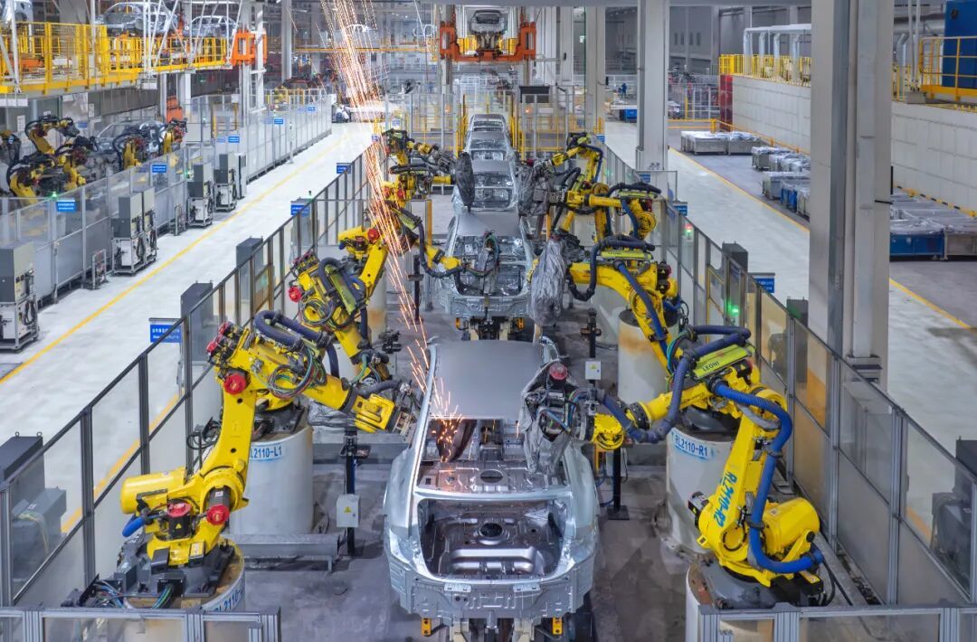 长沙比亚迪雨花基地焊装工厂智能化生产线。 湖南日报全媒体记者 辜鹏博 摄