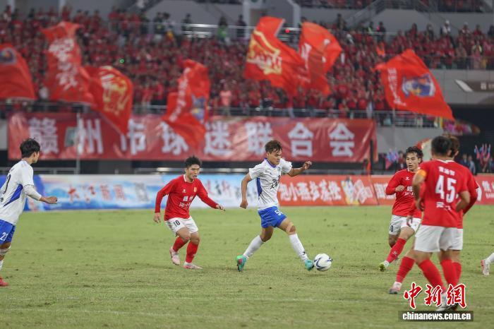 图为11月2日,江西赣州,“赣超”决赛第二回合比赛现场,赣州队球员(红衣)和宜春队球员(白衣)在比赛中。刘力鑫 摄