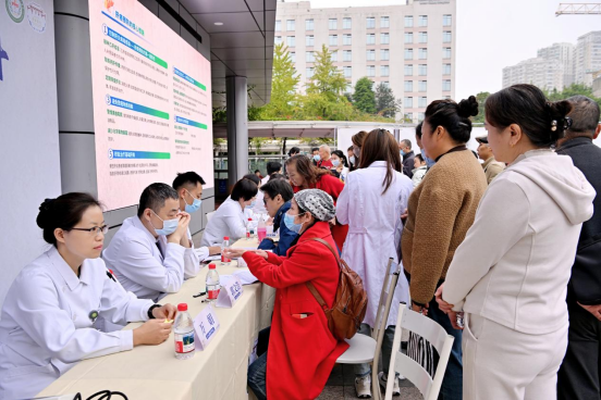 专家团队为患者提供病情咨询