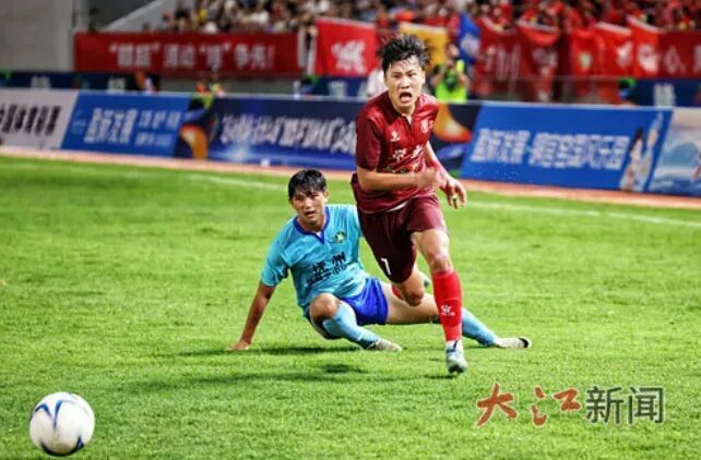 7月27日,萍乡队7号球员谭永华(右)在带球突破。江西日报通讯员 吴伟 摄