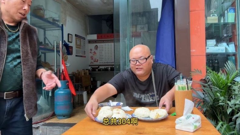 成都天价肉包子，一个卖到90块钱，早餐吃了304真贵
