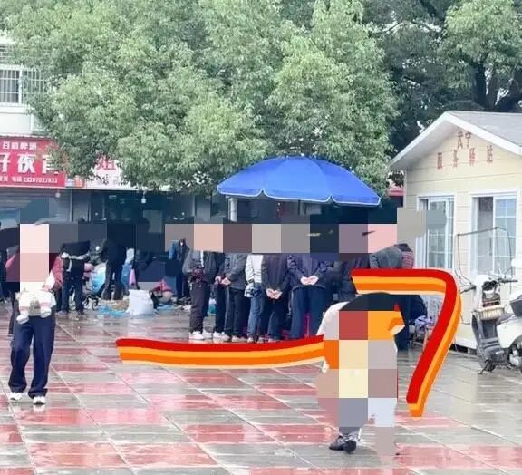 武宁一公园摆3个尿桶供人露天小便，不到百米外就有公厕？官方回应