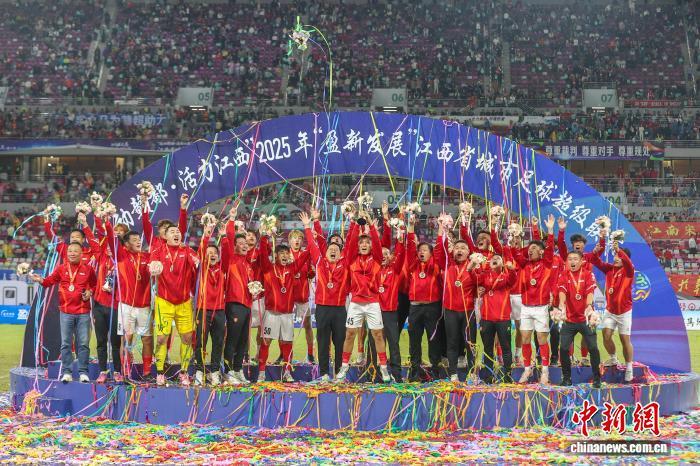 图为11月2日,江西赣州,赣州队全队在领奖台上捧起冠军奖杯庆祝夺冠。刘力鑫 摄