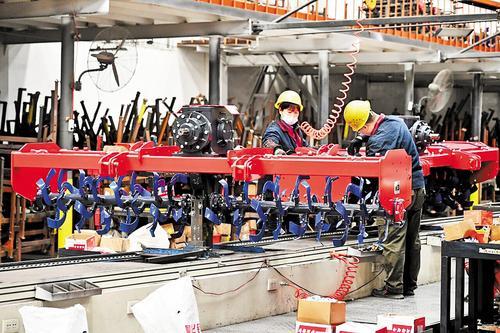 10月24日，河北圣和农业机械有限公司组装车间，工人在组装新型旋耕机。 本报记者 闫德见摄