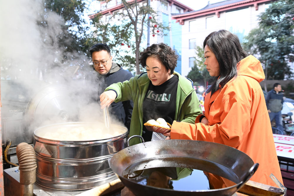 顾客正在自己拿取早餐　新华社记者　范培珅　摄