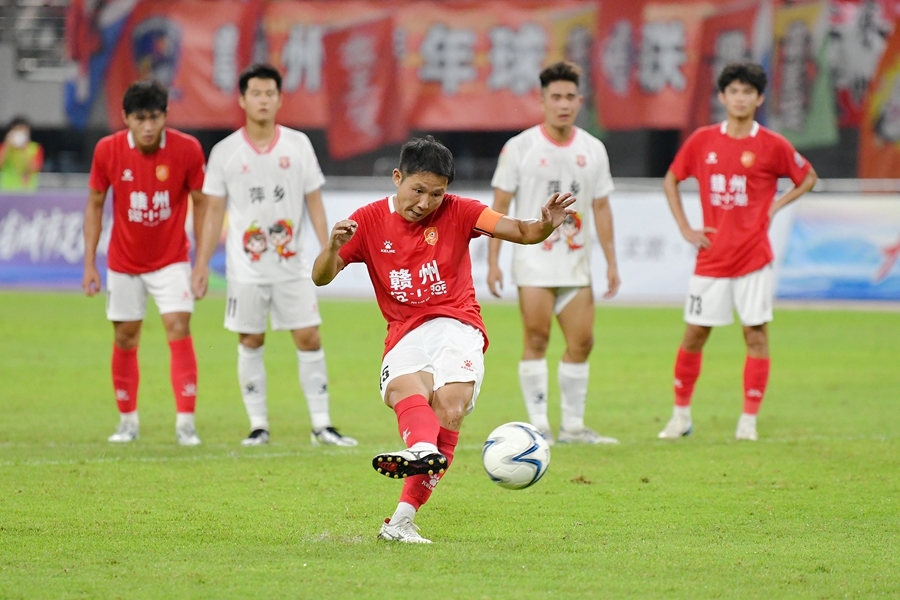 7月13日,赣州队队长曹涵智罚入点球,这是赣州队本赛季的第一粒进球。