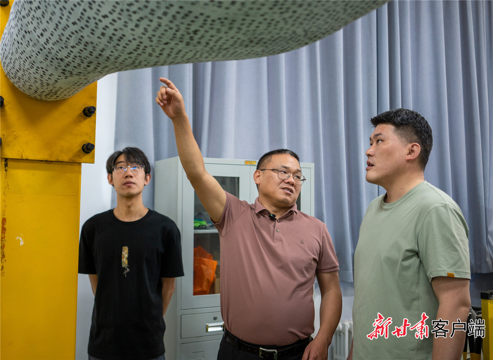 刘俭辉教授与同事、学生在实验室工作