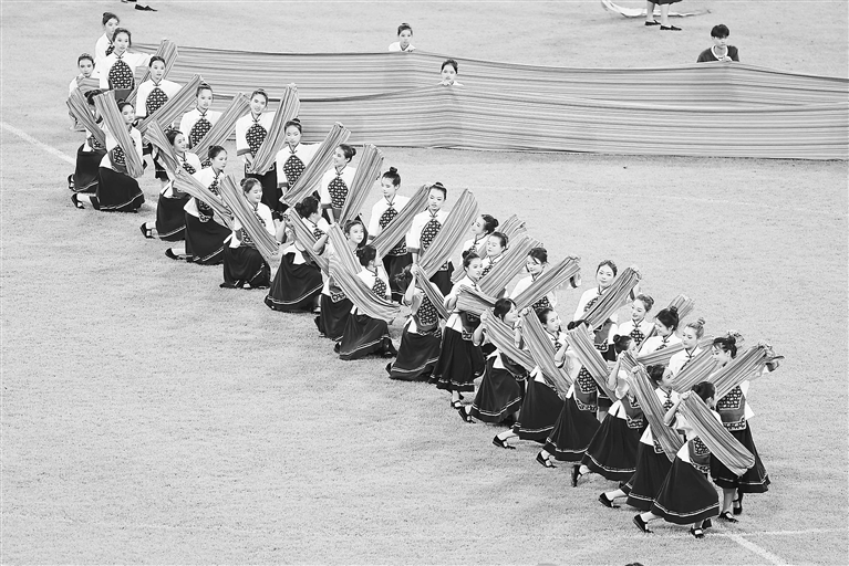 在赣州赛场,织带舞《客家龙南欢迎您》舞动客家风情。