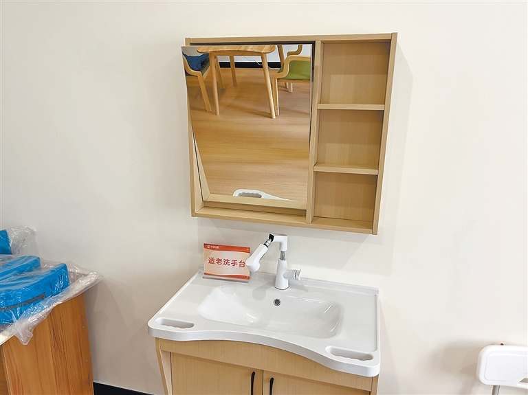 一款适老化洗手台产品。记者 赵大明 摄