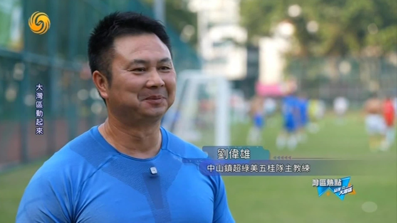 足球教练：教会学生尊重规则、尊重对手，学会团队合作，正确去面对输和赢