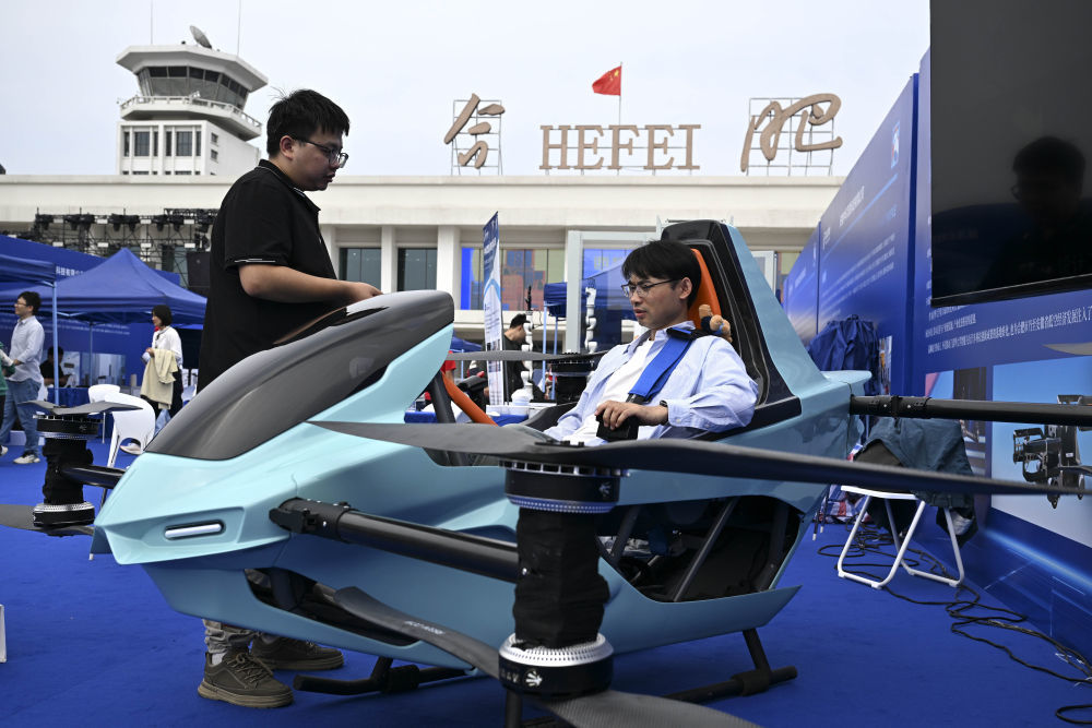 2025年9月21日，观众在2025世界制造业大会“全空间无人体系成果展”上体验由安徽猛狮航空科技有限公司展出的一款无人驾驶飞行摩托。新华社记者 黄博涵 摄