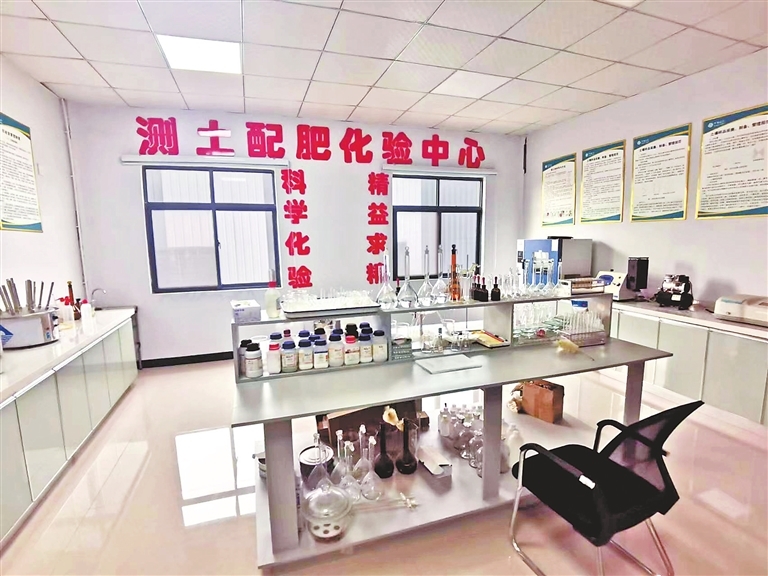 为农服务中心倡导农民科学施肥、合理施肥，让农田吃上“定制餐”。图片除署名外均为受访者供图