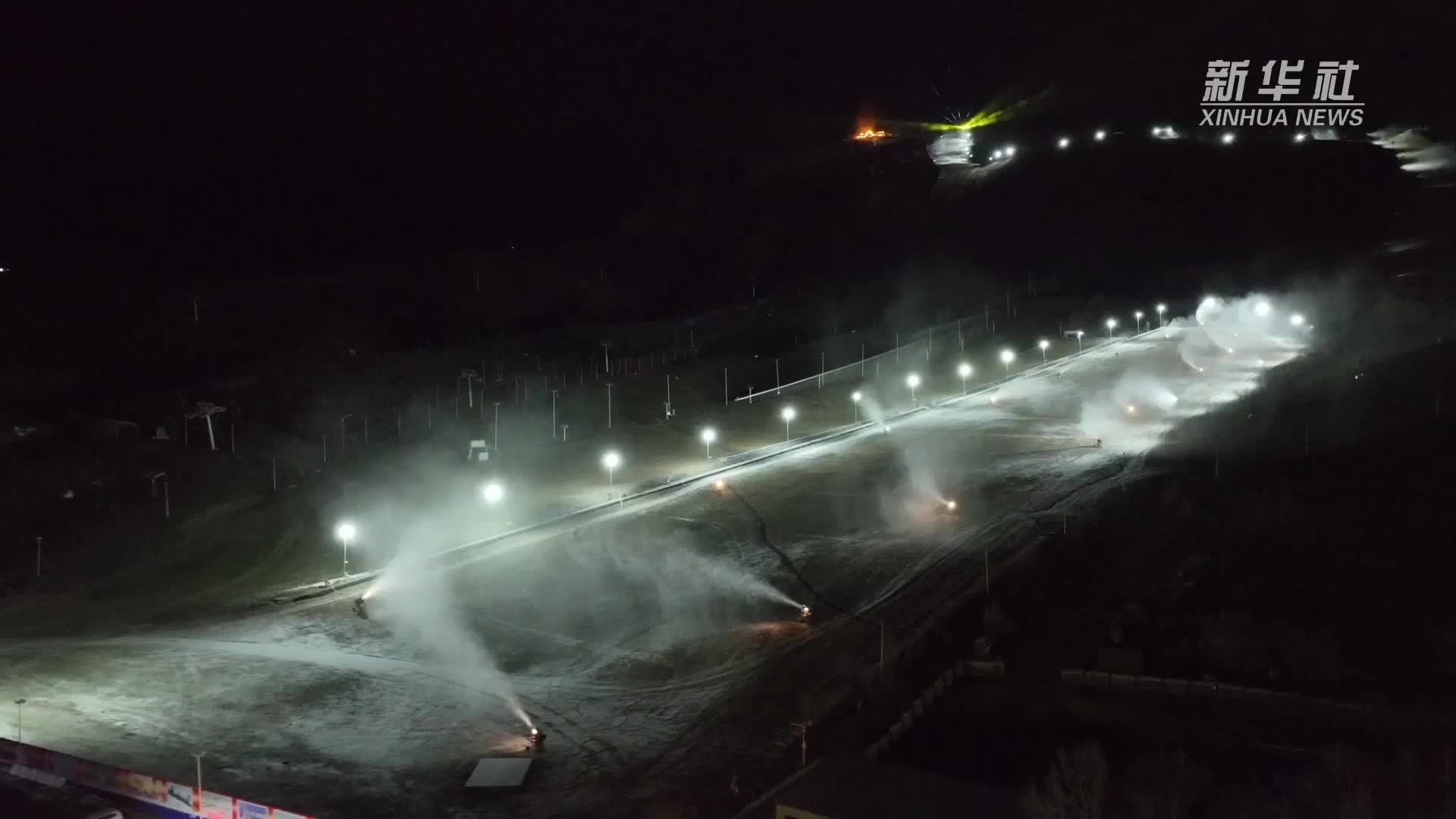 新疆阿勒泰：造雪轰鸣迎雪季