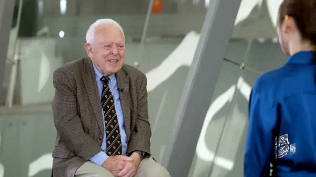 积极在国际舞台上为中国发声，他称自己是“长着西方面孔的中国人”