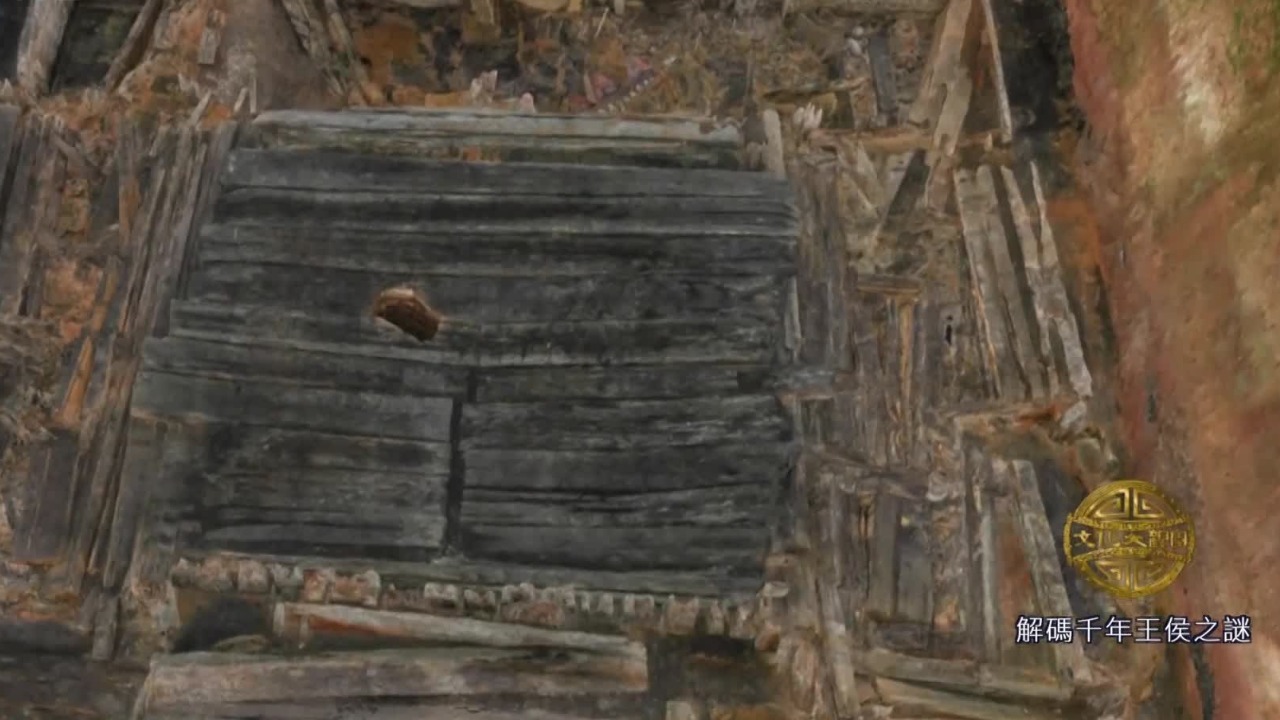 墓园礼制建筑、真车马陪葬坑，海昏侯墓规格极高，现代盗洞直指核心区域