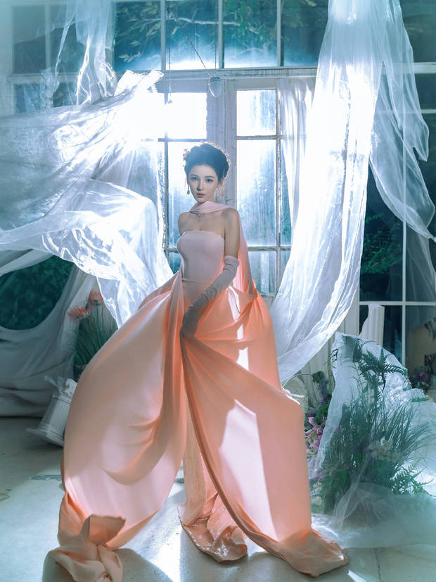 张予曦穿粉色抹胸裙又纯又欲。