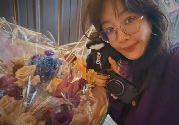 杨紫发文称:“有很多想说的话,也有很多想感谢的,但真的到这一天又不知该从何说起。先要感谢一直以来陪伴我、支持我每部剧的朋友们,也要感谢一路走来的每个角色,感谢她们见证了我的成长,也让我更清晰地认识、接纳每个阶段的自己。即便时光匆匆,我依旧是那个我,永远爱你们。”