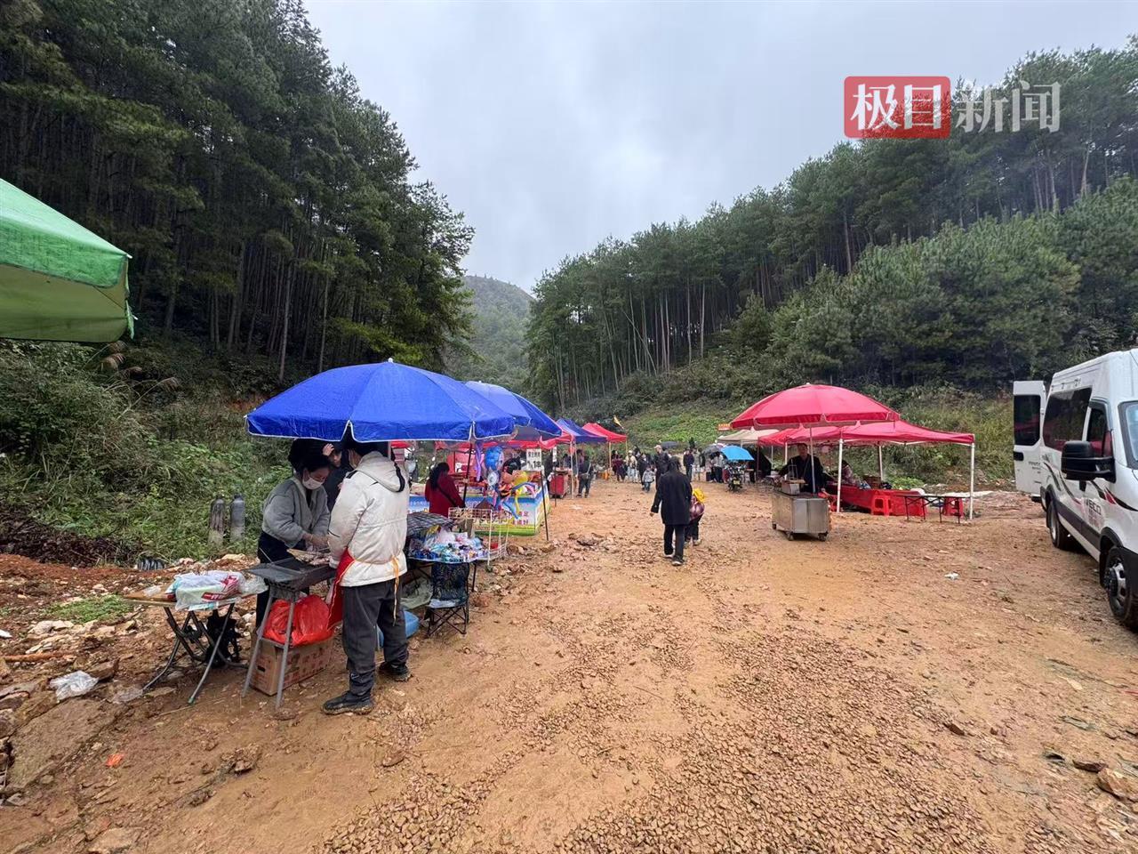 山下摆满了小摊