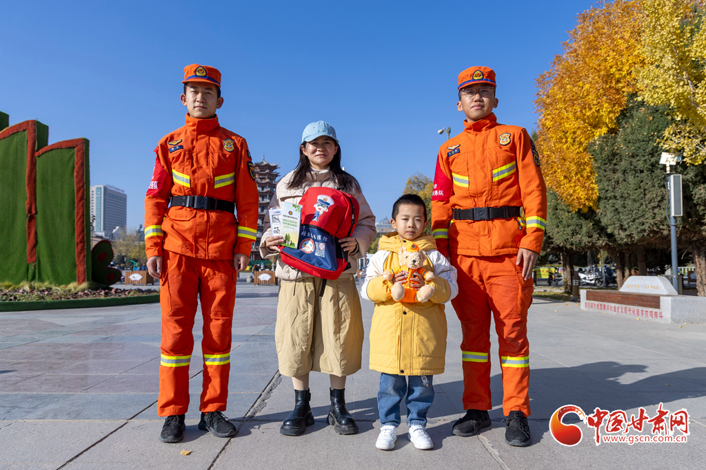 消防队员向群众发放定制消防文创礼品