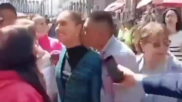 墨西哥女总统当街遭男子猥亵，安保都没反应过来