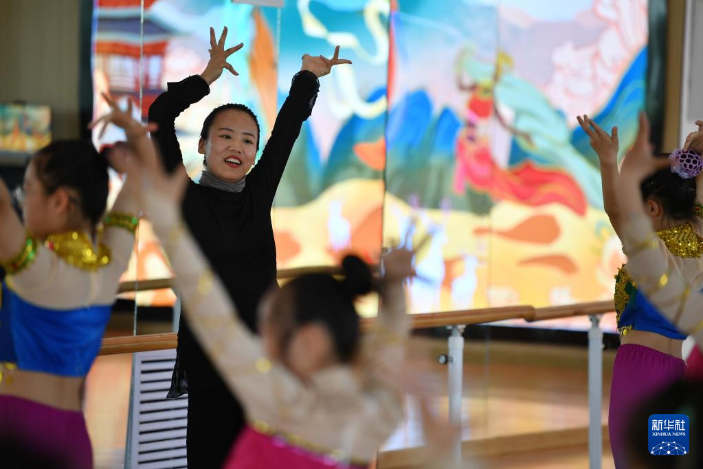 在敦煌市西关小学，舞蹈教师周保英在课后服务时间指导学生练习敦煌舞。（2023年4月26日摄）　新华社记者　陈斌　摄