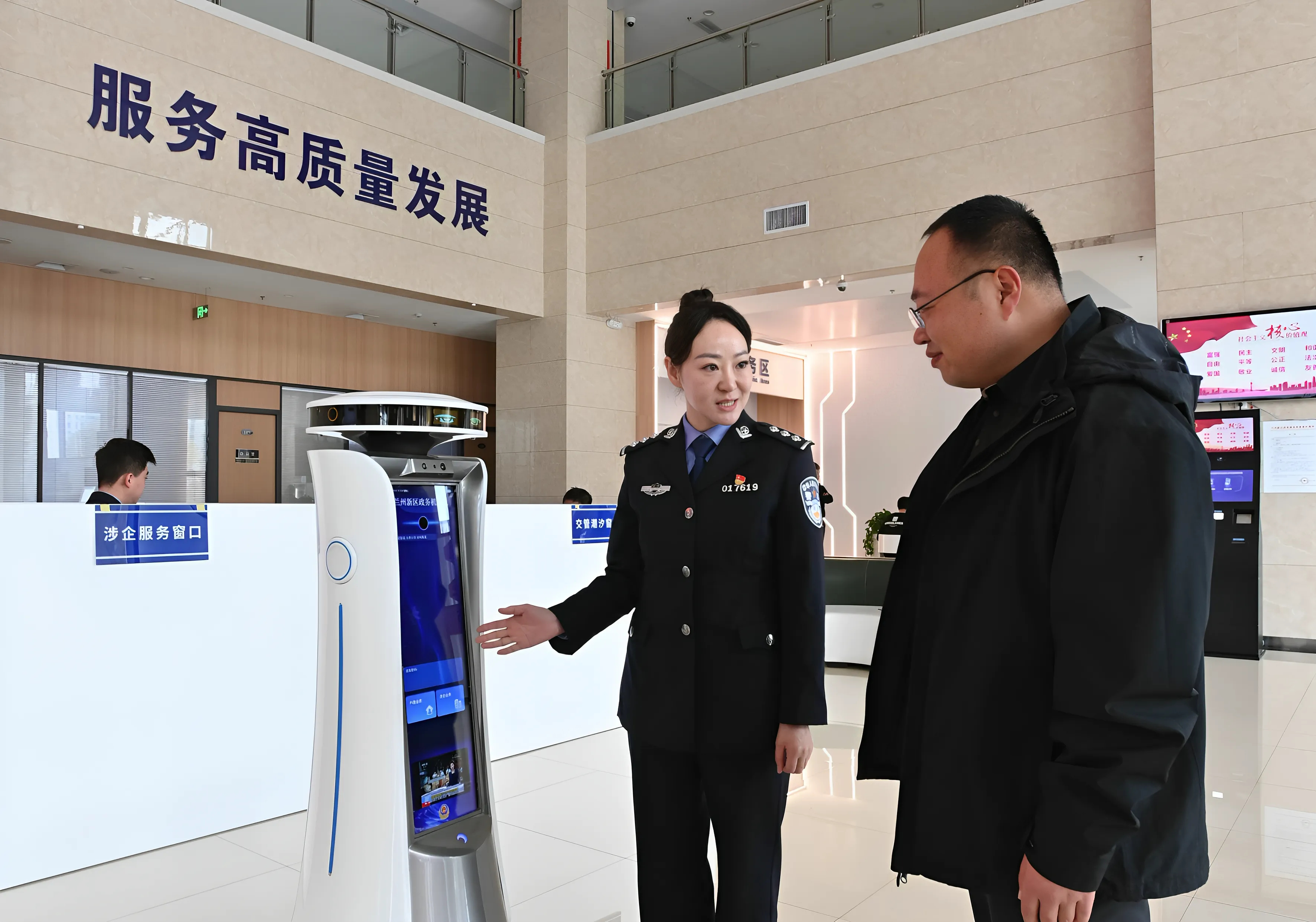 为前来办事的市民解疑答惑