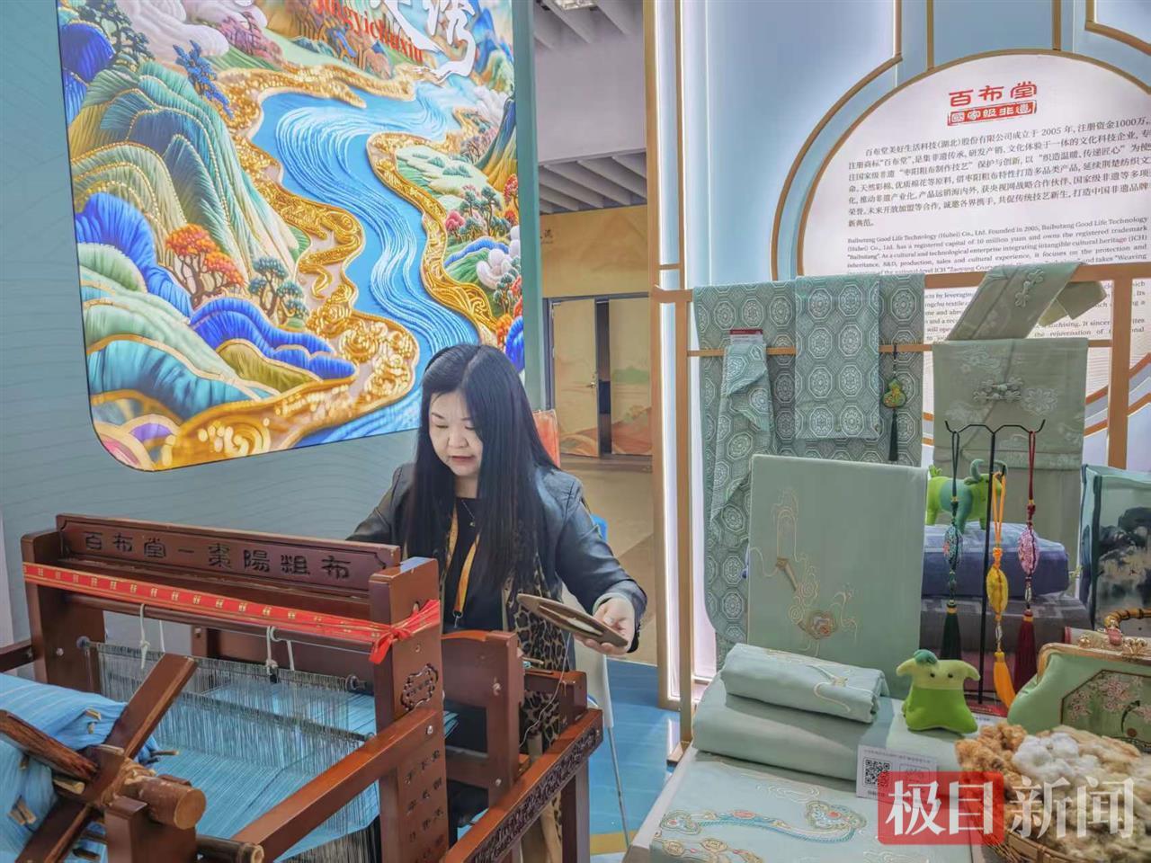 国家级非物质文化遗产枣阳粗布第四代传承人张其华