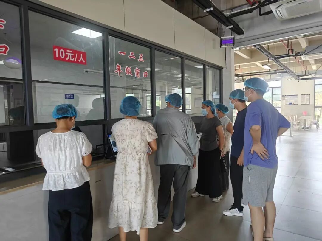 鹰潭市第十三中学家长参观食堂