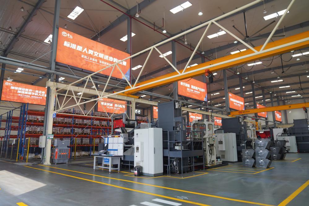 这是2025年10月27日拍摄的湖南申亿精密零部件股份有限公司生产车间。新华社记者 戴明轩 摄