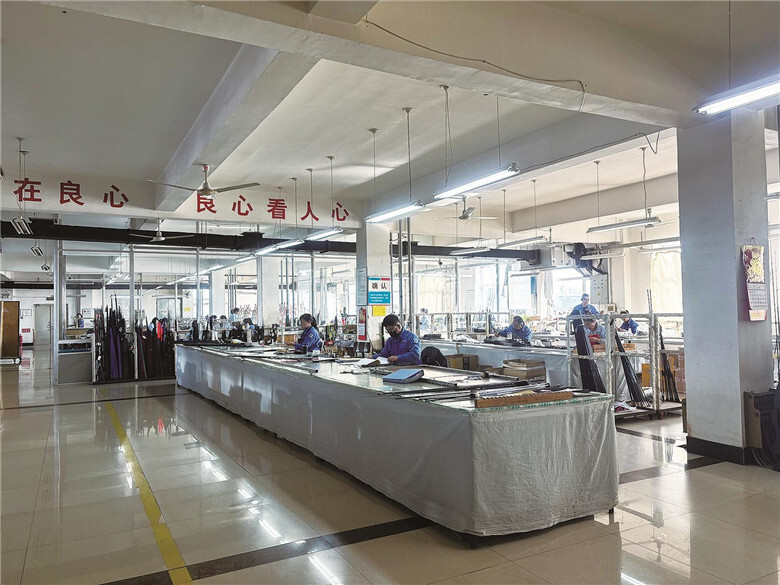 吉林依华渔具股份有限公司组装班员工在组装渔具。企业供图