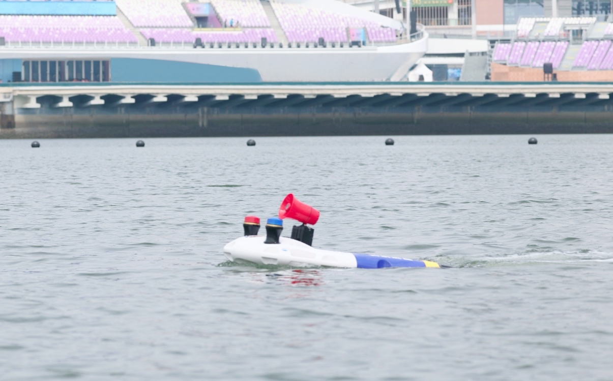 水上海防巡逻机器人在海面开展巡逻防控
