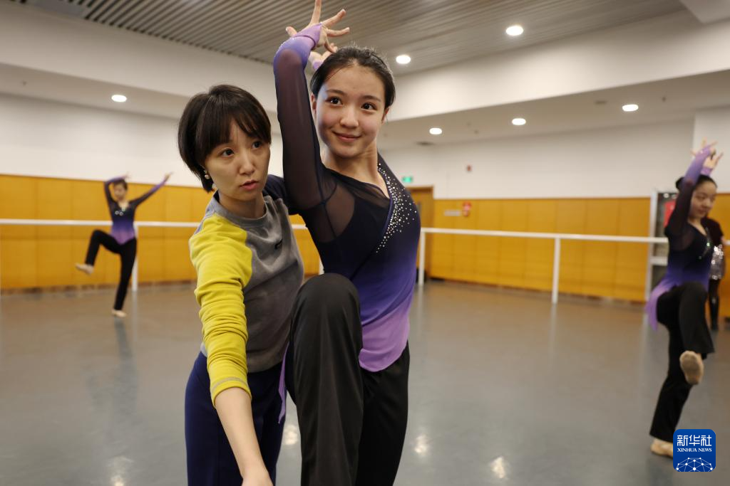 兰州大剧院舞蹈教师王静（前左）在排练厅指导学生学习敦煌舞（11月3日摄）　新华社记者　陈斌　摄