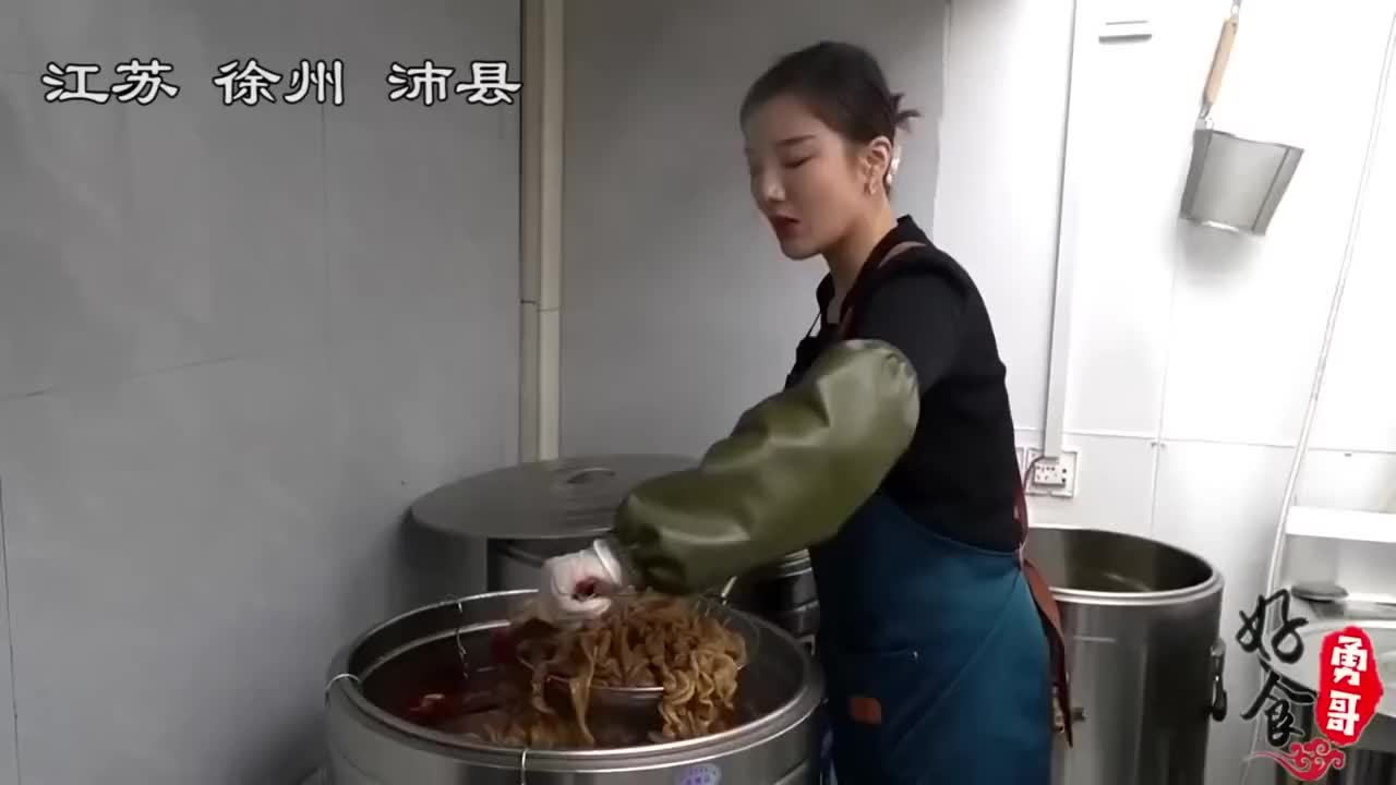 徐州90后美女高管辞职卖肥肠，妙加一步小技巧，一天400斤不够卖