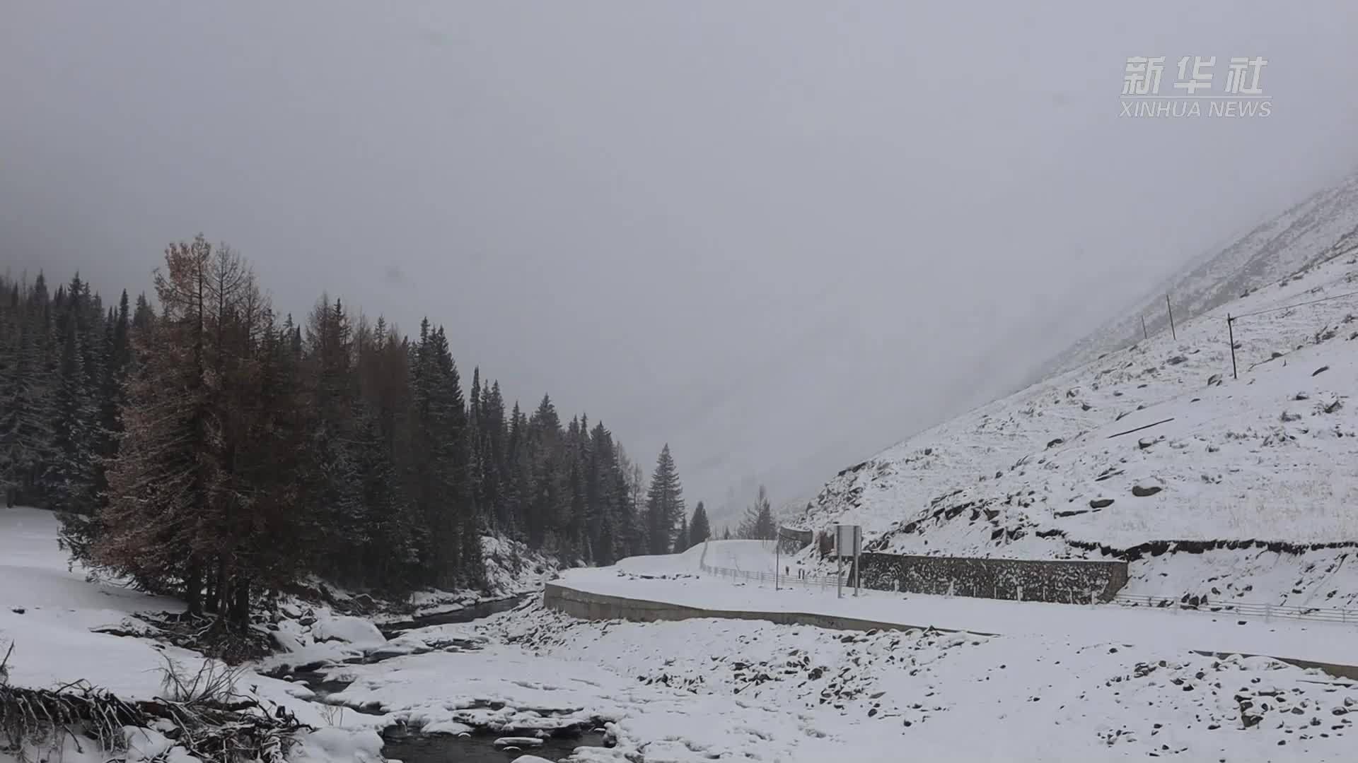 新疆阿勒泰阿禾公路迎降雪天气 多部门保障道路畅通