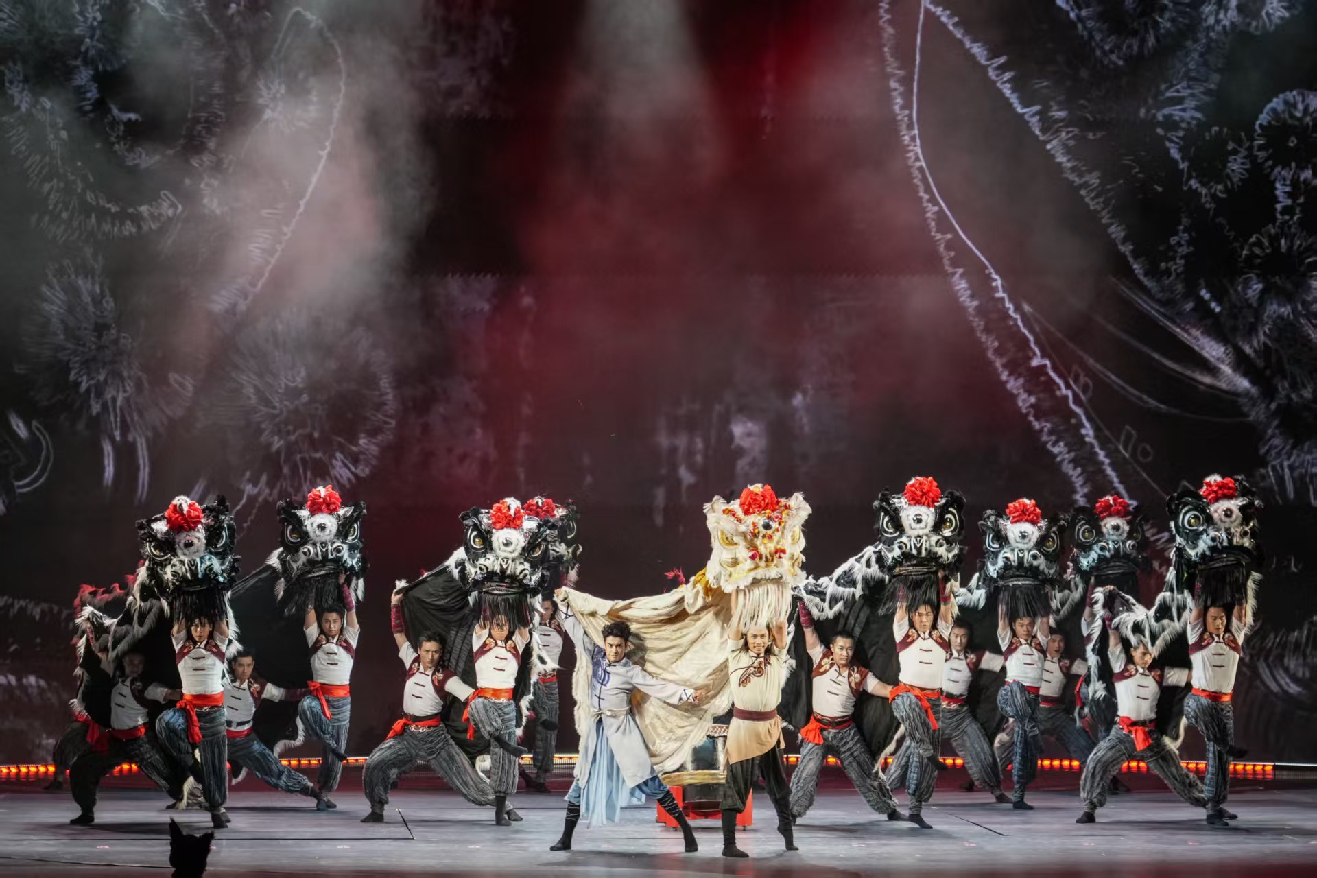 图：第十四届中国艺术节闭幕式舞剧《醒·狮》演出现场