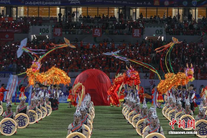 图为比赛开始前的,赣州会昌县带来的民俗歌舞《龙凤呈祥 畲韵中华》表演。中新社记者 刘力鑫 摄