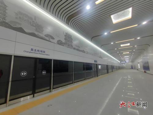 昌北机场高铁站站台层的屏蔽门和城市画卷。