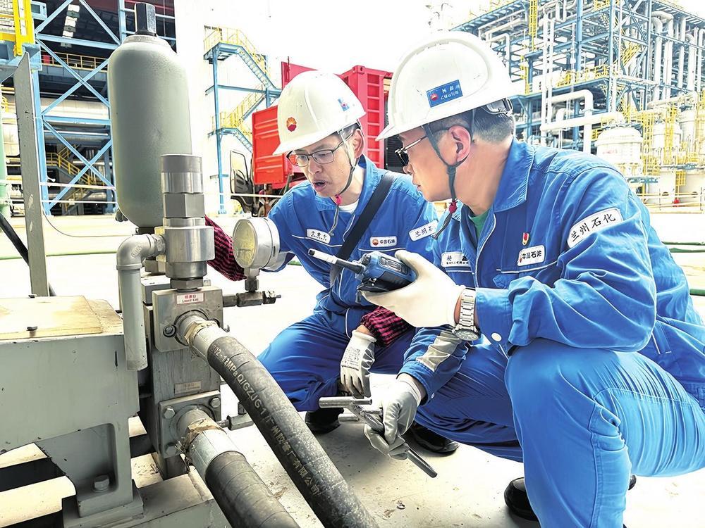 兰州石化榆林化工有限公司员工对乙烯装置进行检修确认