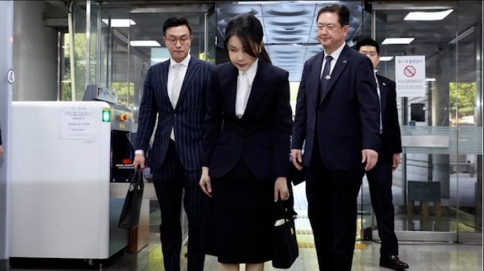 8月12日，金建希前往首尔中央地方法院出席拘捕必要性审查时低头致意。图源：韩国媒体报道配图