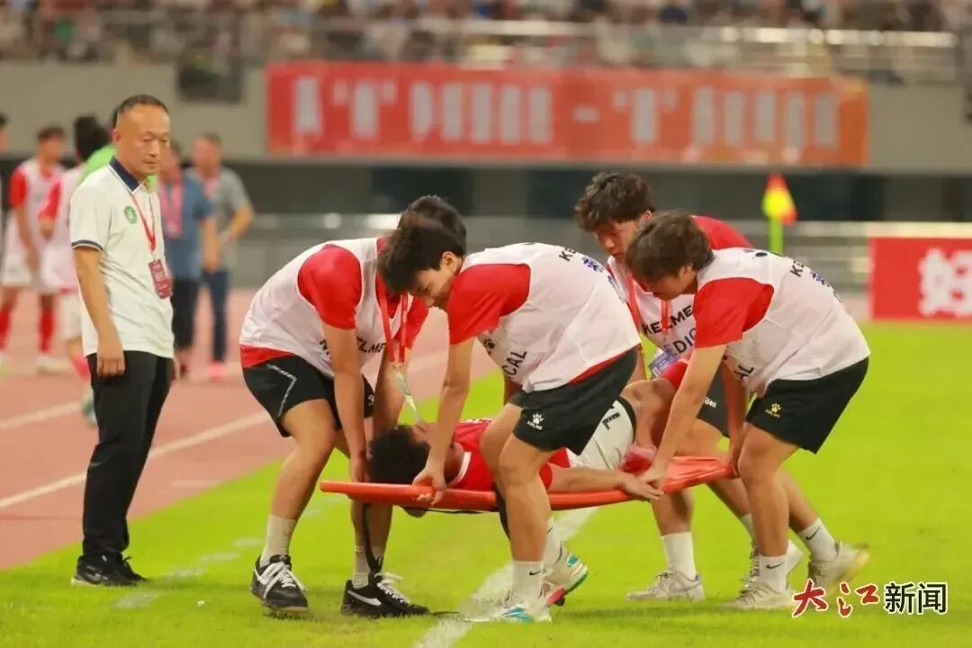 8月10日,赣州对战抚州,比赛现场救护组救护伤员。