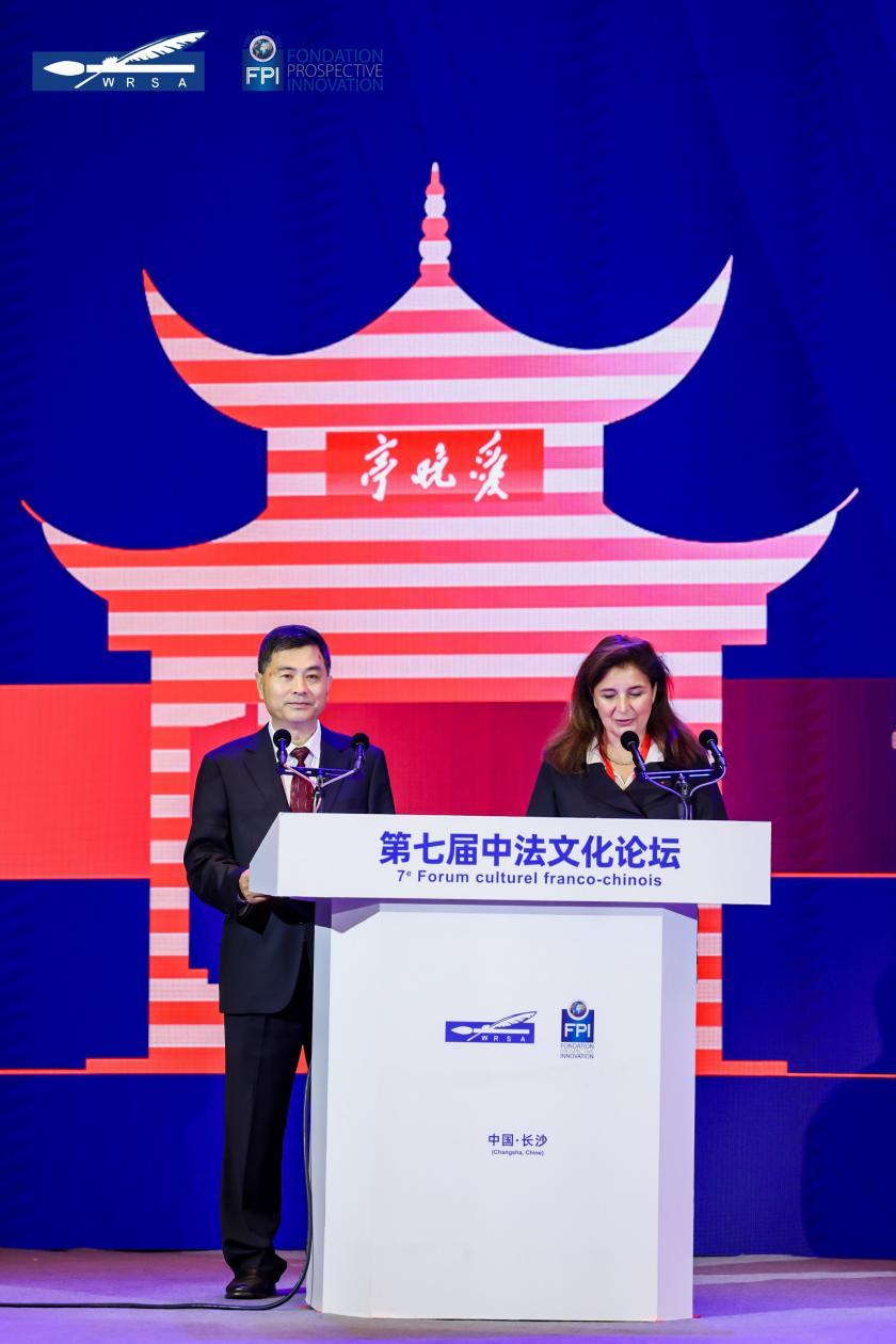 欧美同学会秘书长李民，法国展望与创新基金会总干事埃马纽埃尔·佩雷斯共同主持开幕式