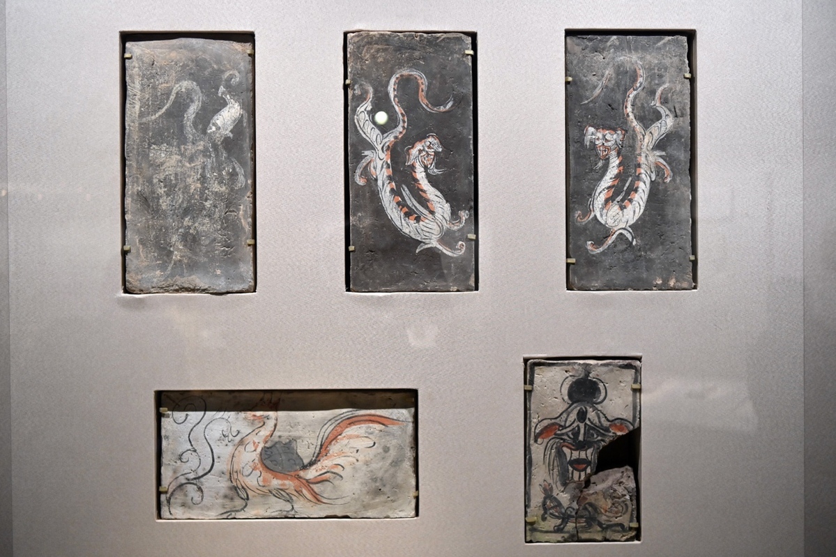 张掖市高台县博物馆内展出的彩绘壁画砖