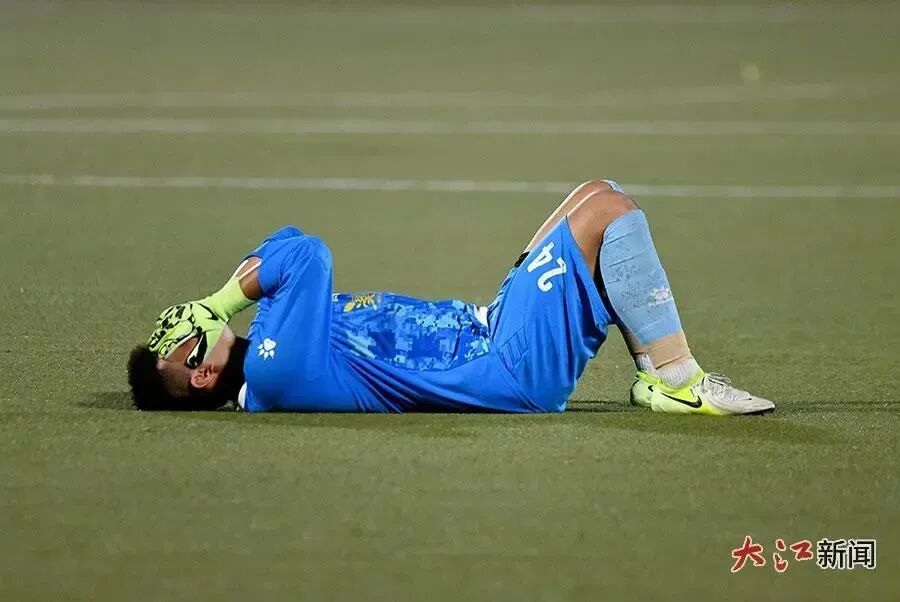 8月30日晚,比赛结束,鹰潭守门员因球队小负南昌队,卧地双手捂脸惋惜沮丧,现场观众见此动容。视觉江西 段长征 摄