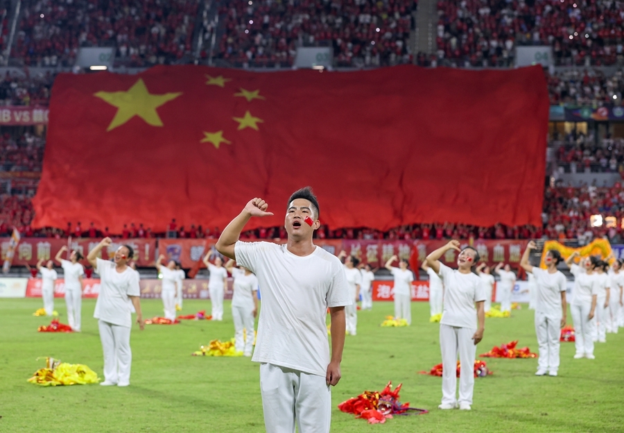 10月4日,赣州“鸟巢”,近百名残疾人朋友和助残志愿者用手语“唱响”《我爱你中国》,现场4万余人跟随高唱,共同送上对祖国的深情告白。