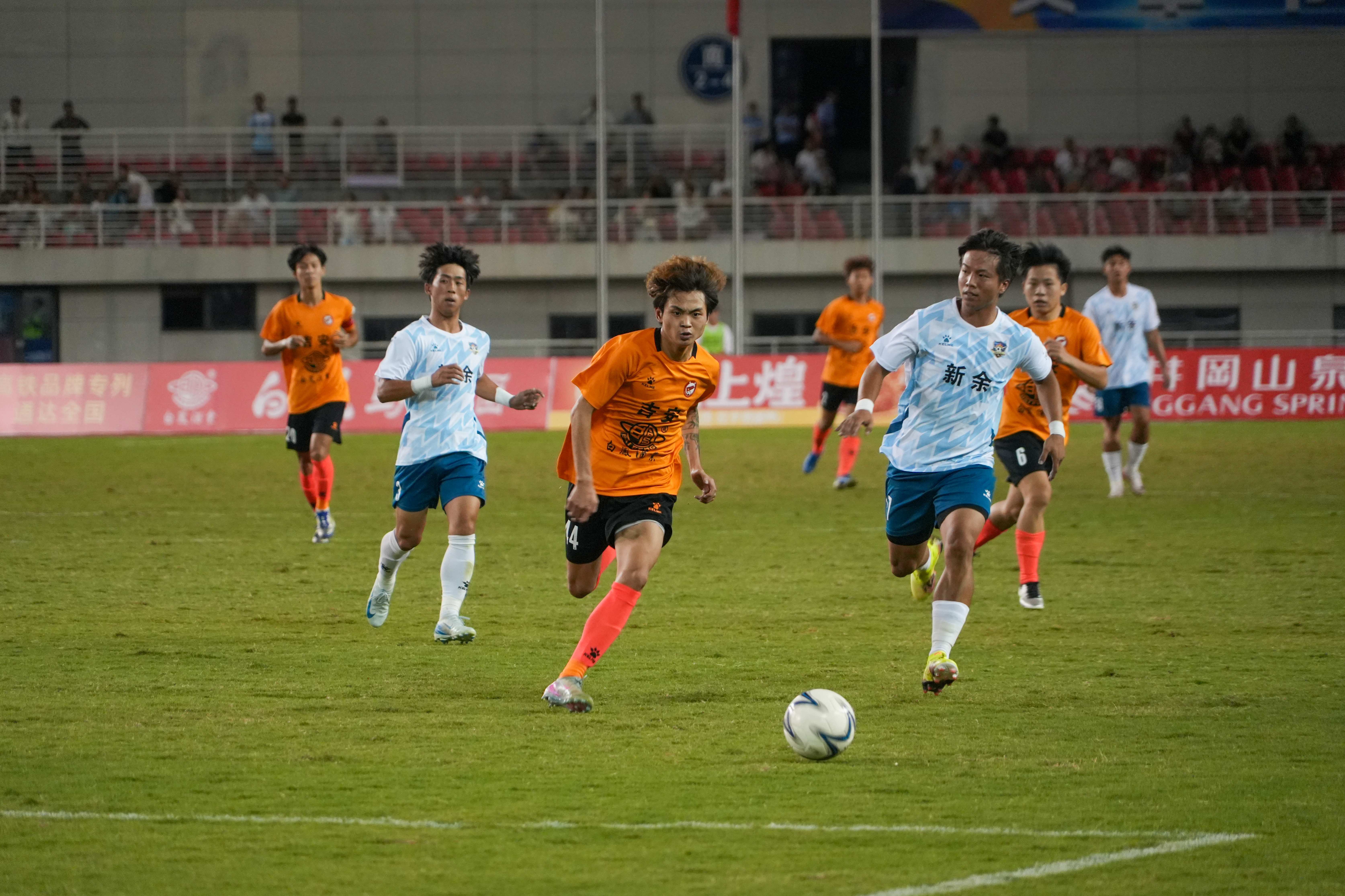 激烈的赣超比赛现场。通讯员胡倚海摄