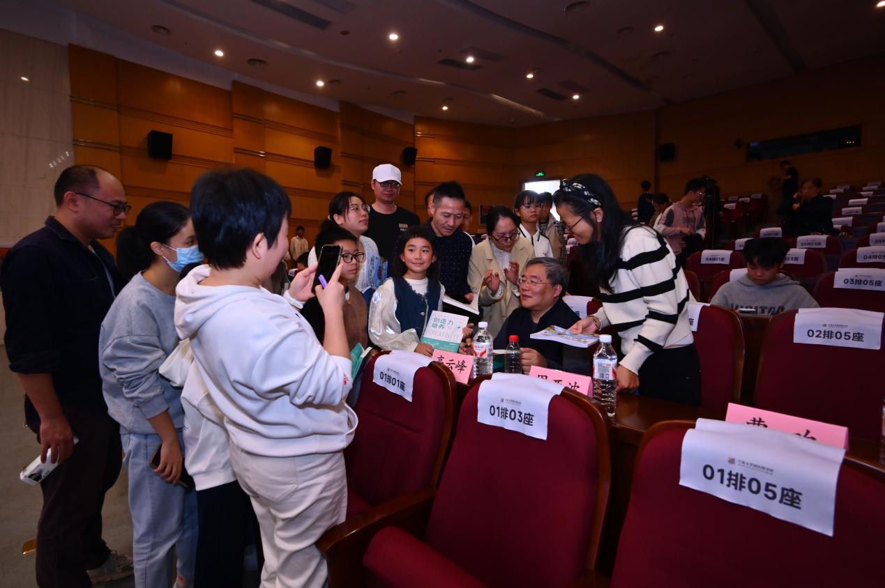 不少家长在讲座后与高云峰教授继续深入交流。