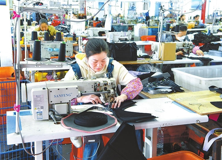 宁都县：企业赶制订单 冲刺四季度（图）