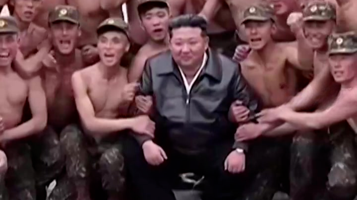 金正恩视察朝鲜最精锐特战部队，观看队员徒手格斗、头砸砖块