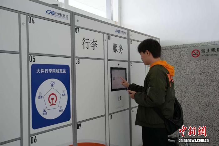 图为旅客在上饶站“轻装行”服务柜办理行李寄送业务。余清清 摄